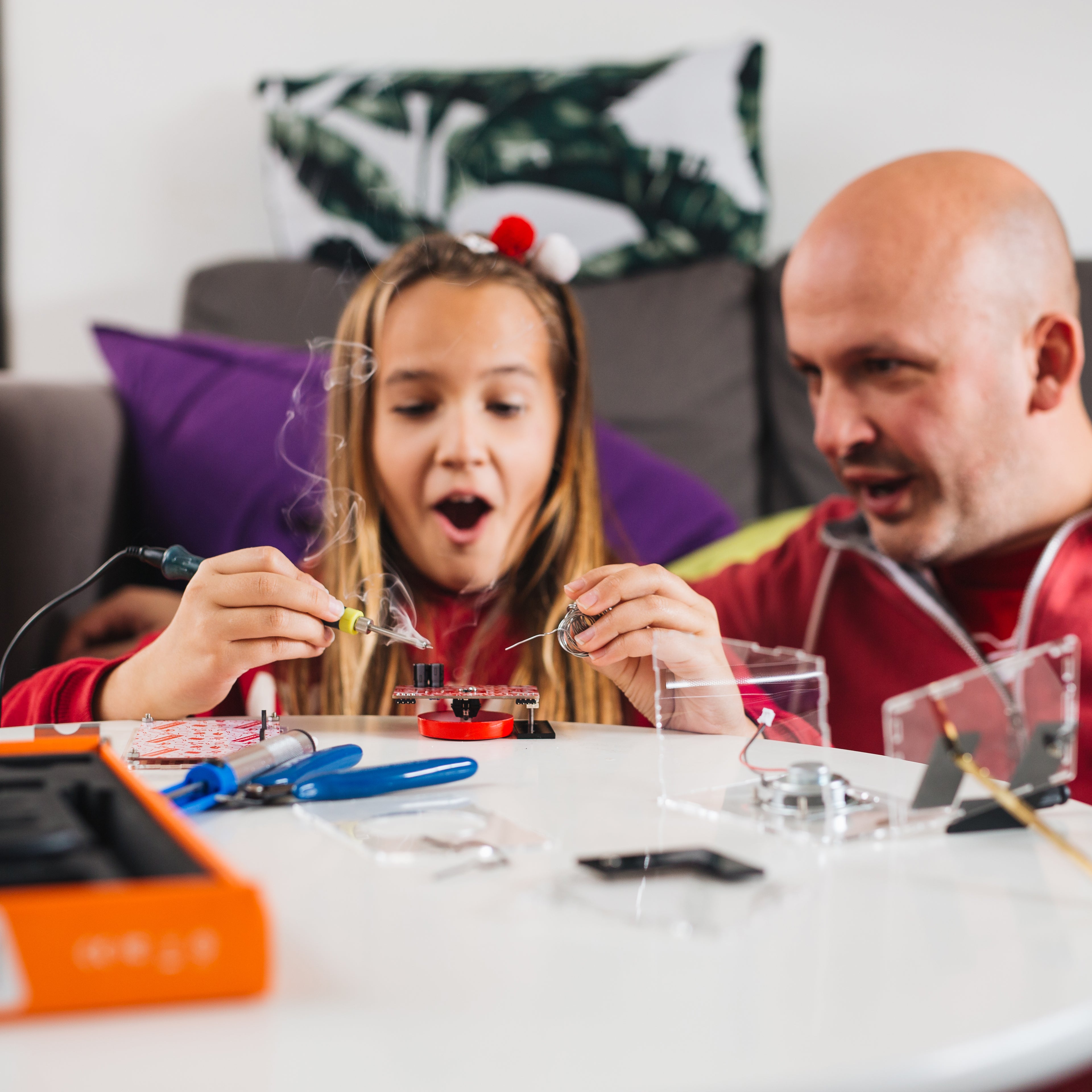 CircuitMess Spencer  - A codeable DIY voice assistant